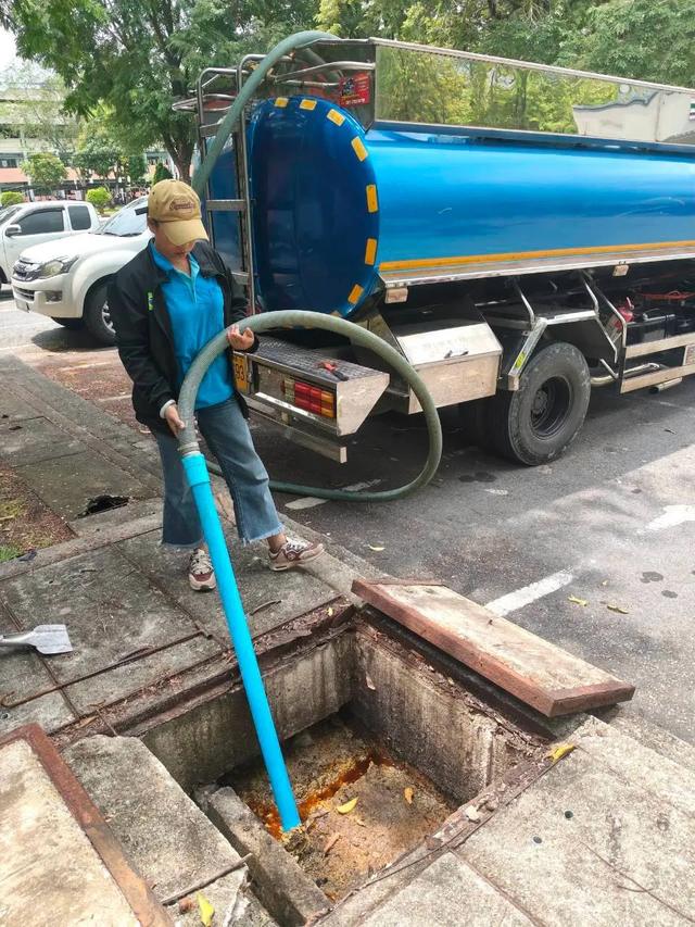 ดูดส้วมและสูบบ่อเกรอะผ่านฝาท่อพักหน้าอาคาร — ดูดส้วมท่อตันนครศรีธรรมราช