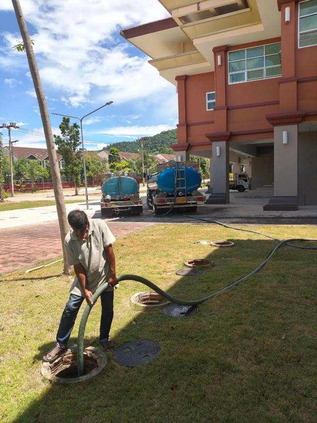 ดูดส้วมบ้านพักอาศัยในหมู่บ้านจัดสรร — ดูดส้วมท่อตันนครศรีธรรมราช