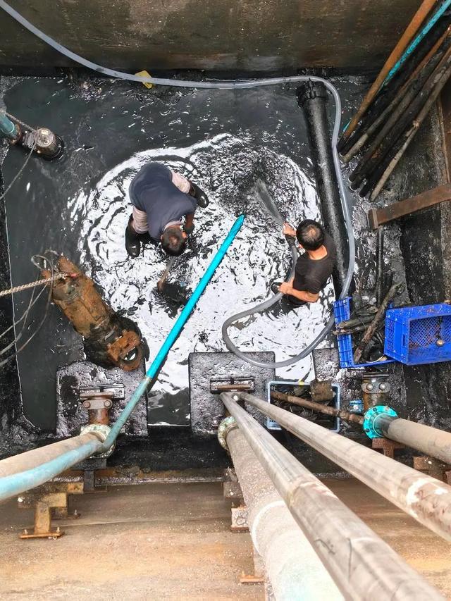 ทีมงานล้างบ่อบำบัดน้ำเสียในอาคาร — ดูดส้วมท่อตันนครศรีธรรมราช