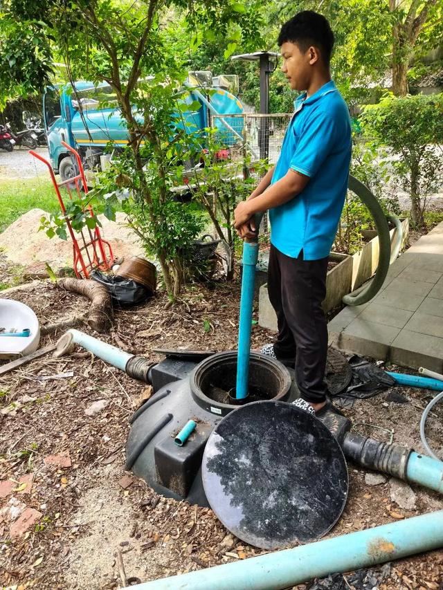 สูบบ่อเกรอะถังบำบัดสำเร็จรูปที่บ้านลูกค้า — ดูดส้วมท่อตันนครศรีธรรมราช