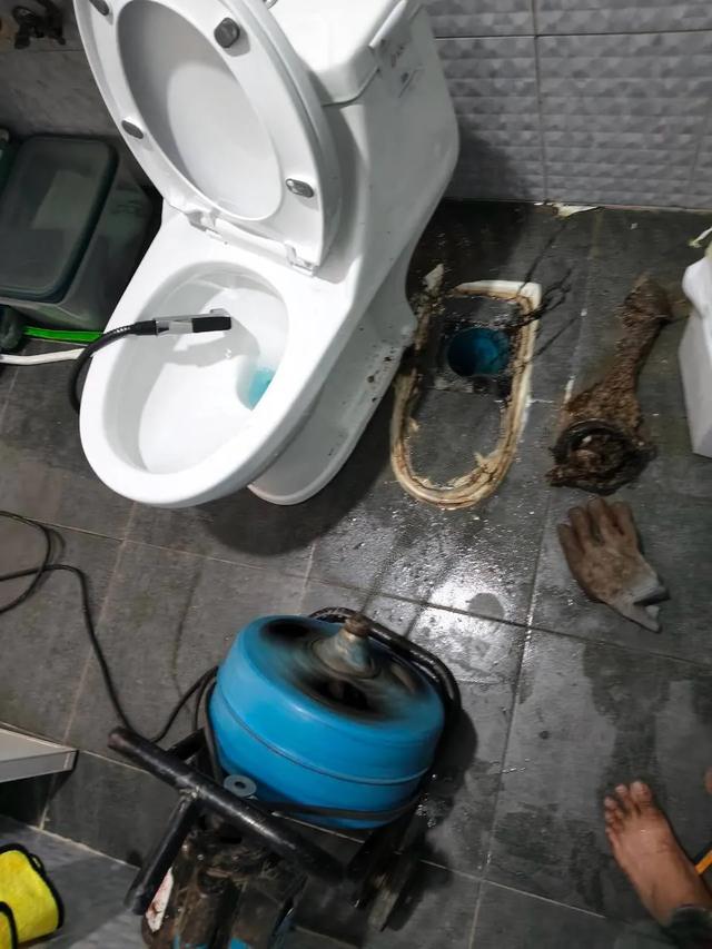 แก้ท่อส้วมอุดตัน เก็บเศษขยะออกจากโถสุขภัณฑ์ — ดูดส้วมท่อตันนครศรีธรรมราช